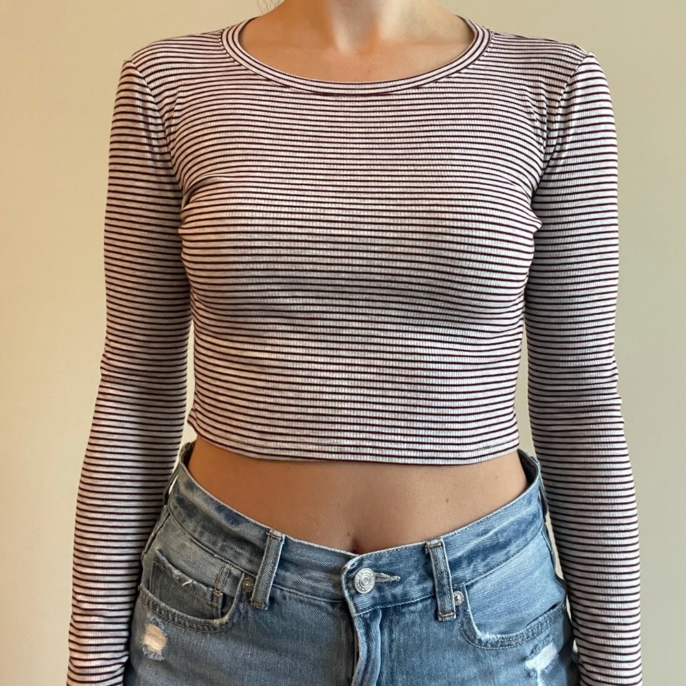 White and maroon striped sweater crop